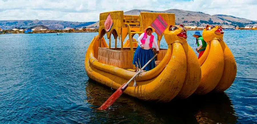 Uros Reed Canoe Puno